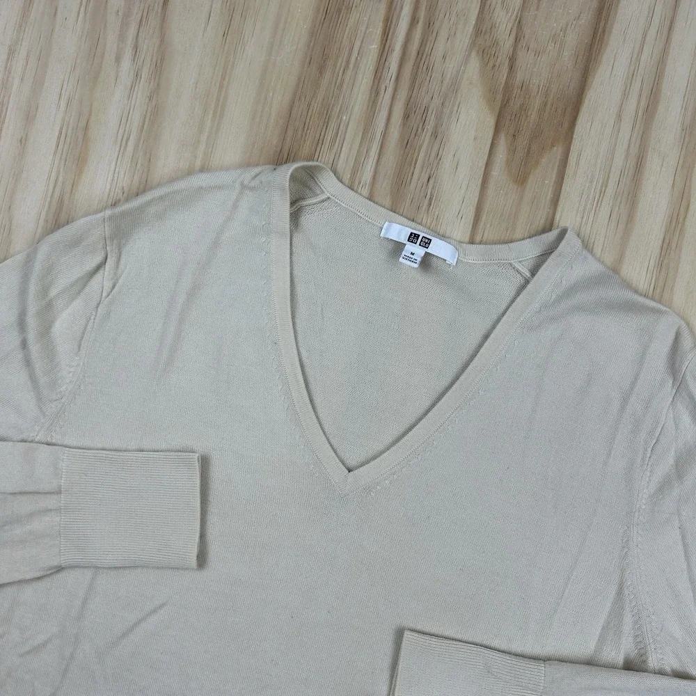 Uniqlo Women's Medium Beige Tan Lightweight V-Neck Wool Sweater Minimalist